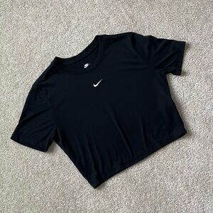 Nike Women's Black Short Sleeve Slim Fit Crop Top Tshirt Size Medium EUC
